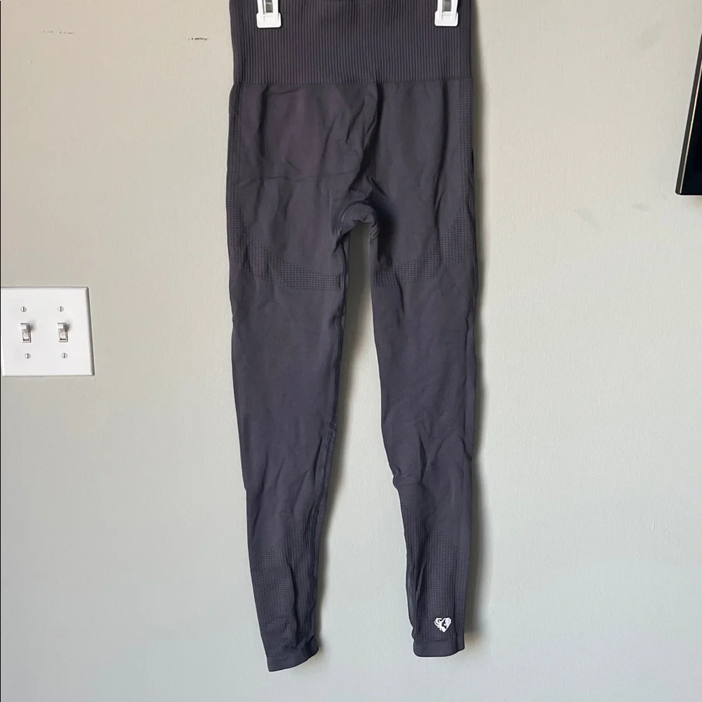 Women’s best plum leggings - Picture 2 of 3